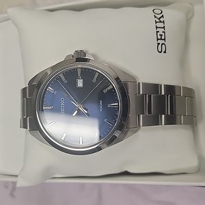 New in box, never worn.  Men Seiko SUR 207